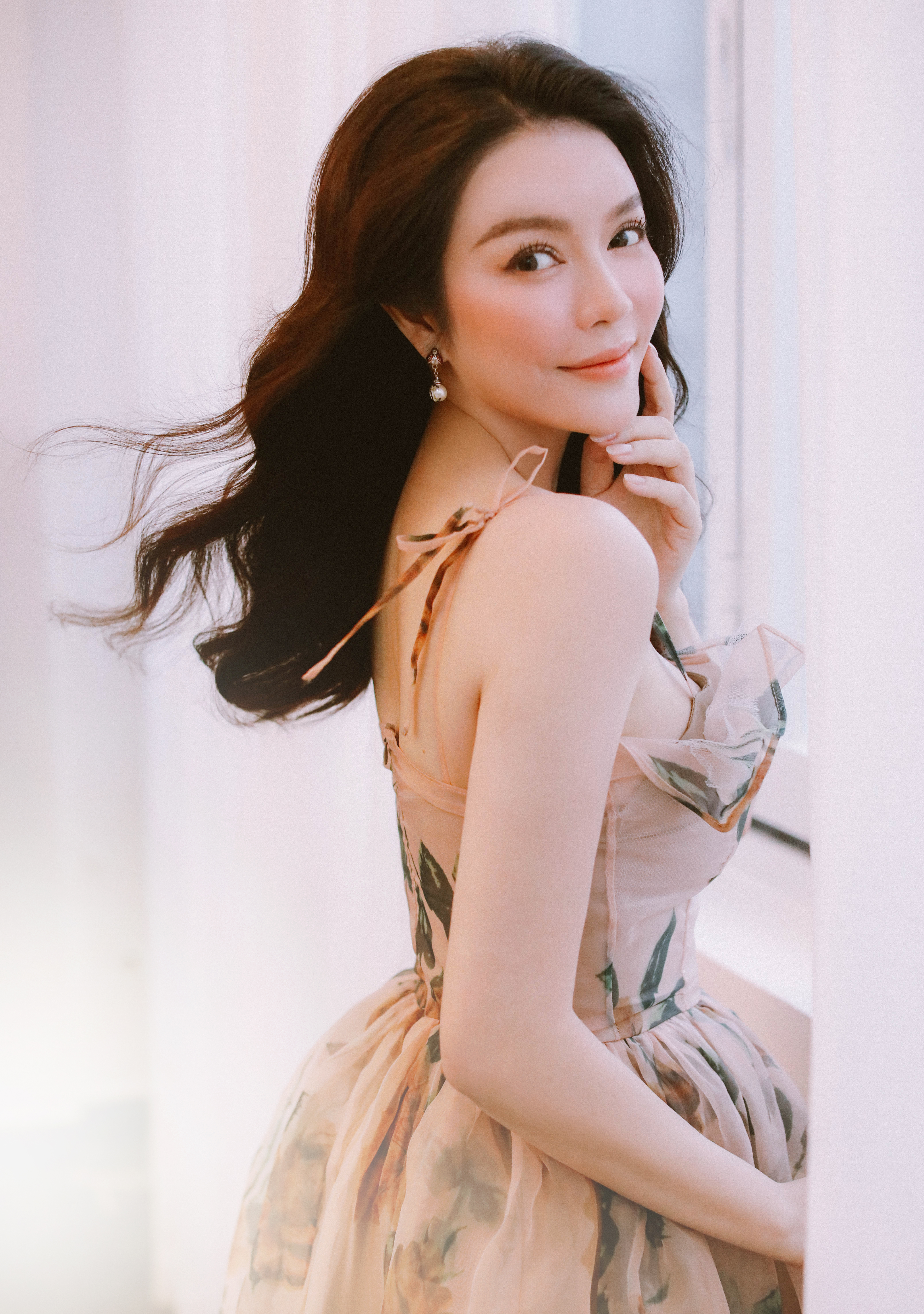 Ngoài việc thành công trong lĩnh vực kinh doanh, khi nhắc đến Lý Nhã Kỳ, khán giả còn ấn tượng bởi hình ảnh một nghệ sĩ sở hữu vẻ đẹp cuốn hút.