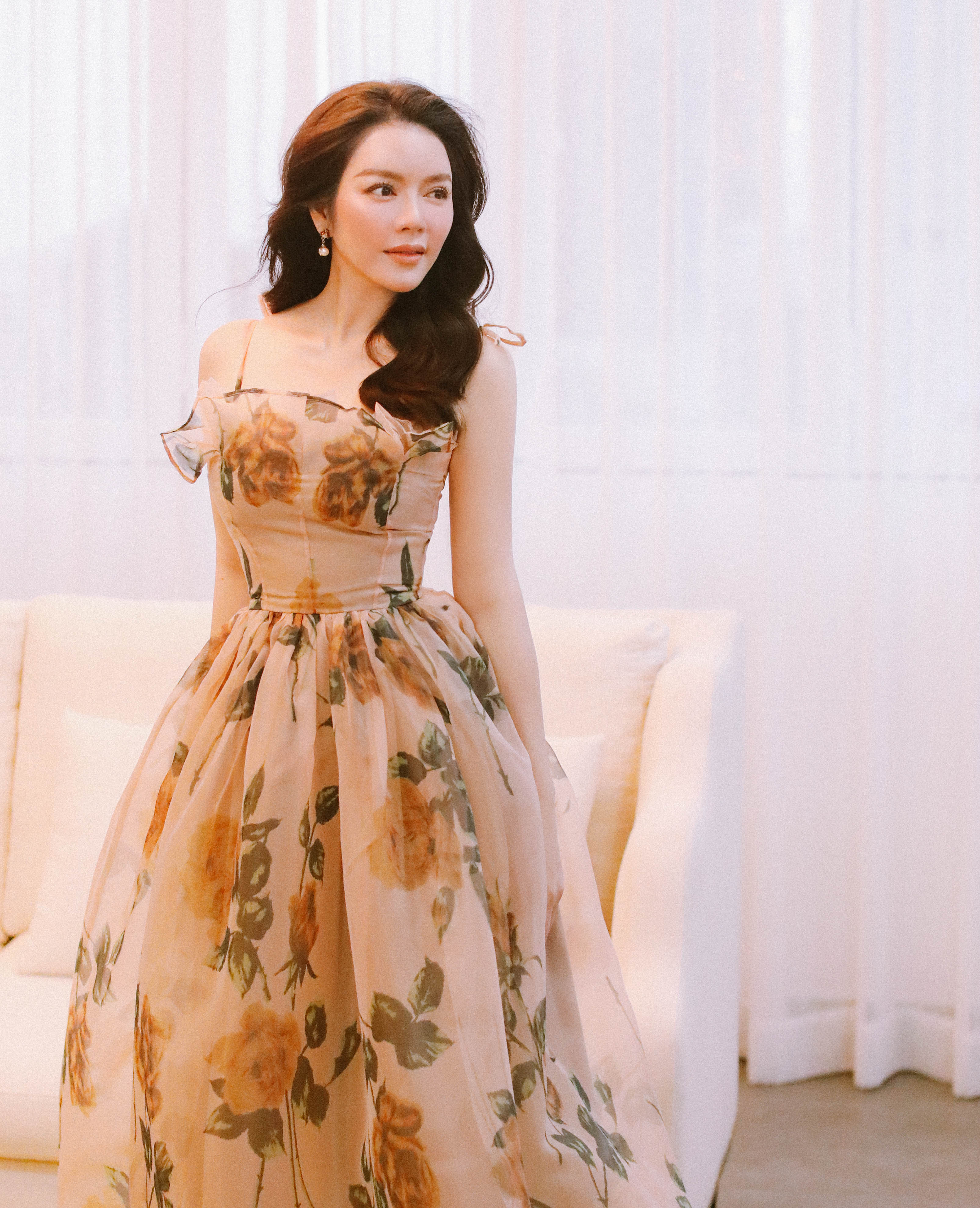 Lựa chọn cho mình chiếc váy hoa đơn giản, kết hợp cùng kiểu tóc uốn nhẹ giúp hình ảnh Lý Nhã Kỳ trở nên ngọt ngào nhưng không kém phần quyến rũ, sang trọng.