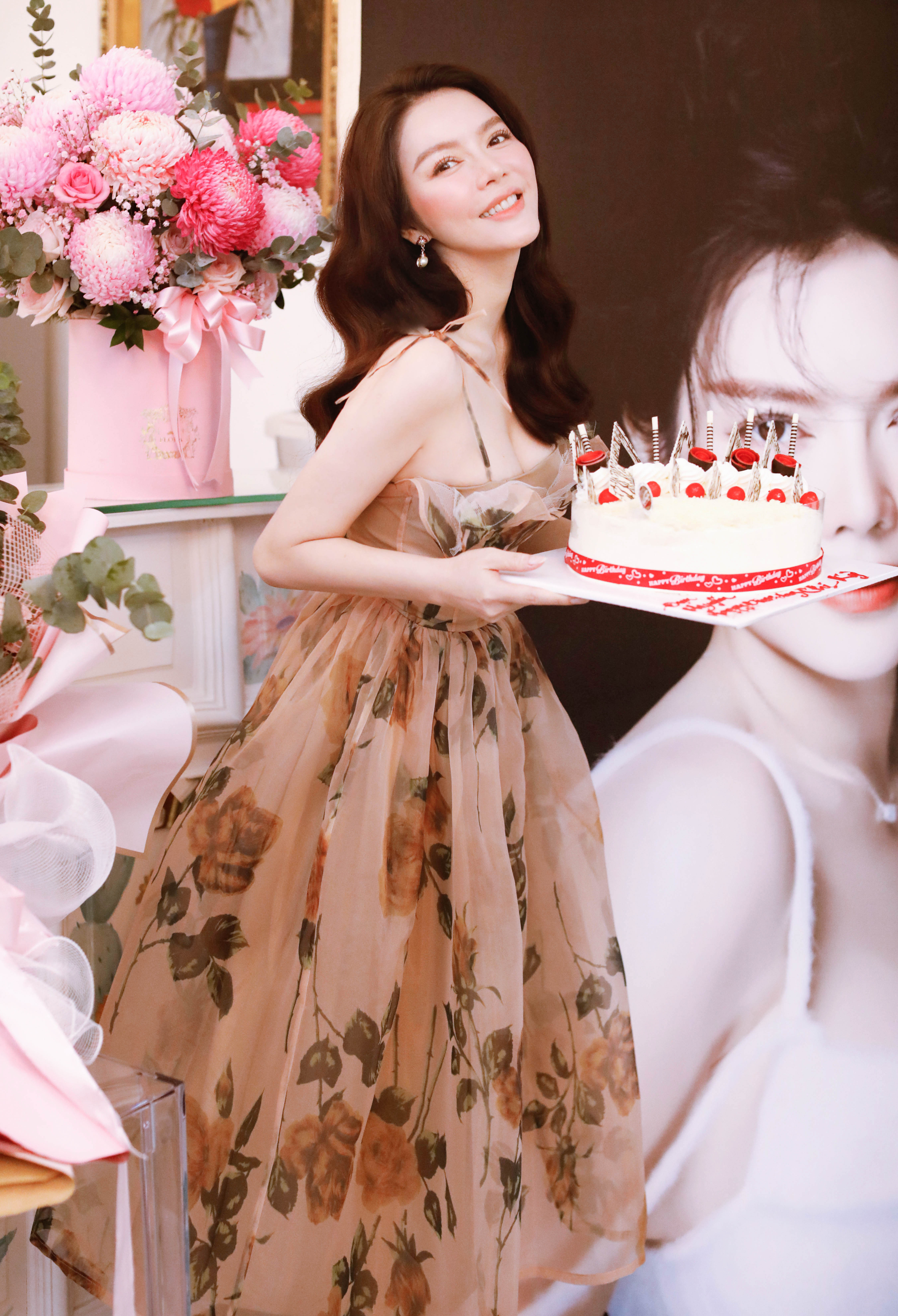 Năm nay, do ảnh hưởng của dịch bệnh n&ecirc;n nữ diễn vi&ecirc;n đ&oacute;n sinh nhật một m&igrave;nh. D&ugrave; vậy, c&ocirc; vẫn cảm thấy hạnh ph&uacute;c khi nhận được những lời ch&uacute;c mừng đầy t&igrave;nh cảm của bạn b&egrave;, người h&acirc;m mộ.