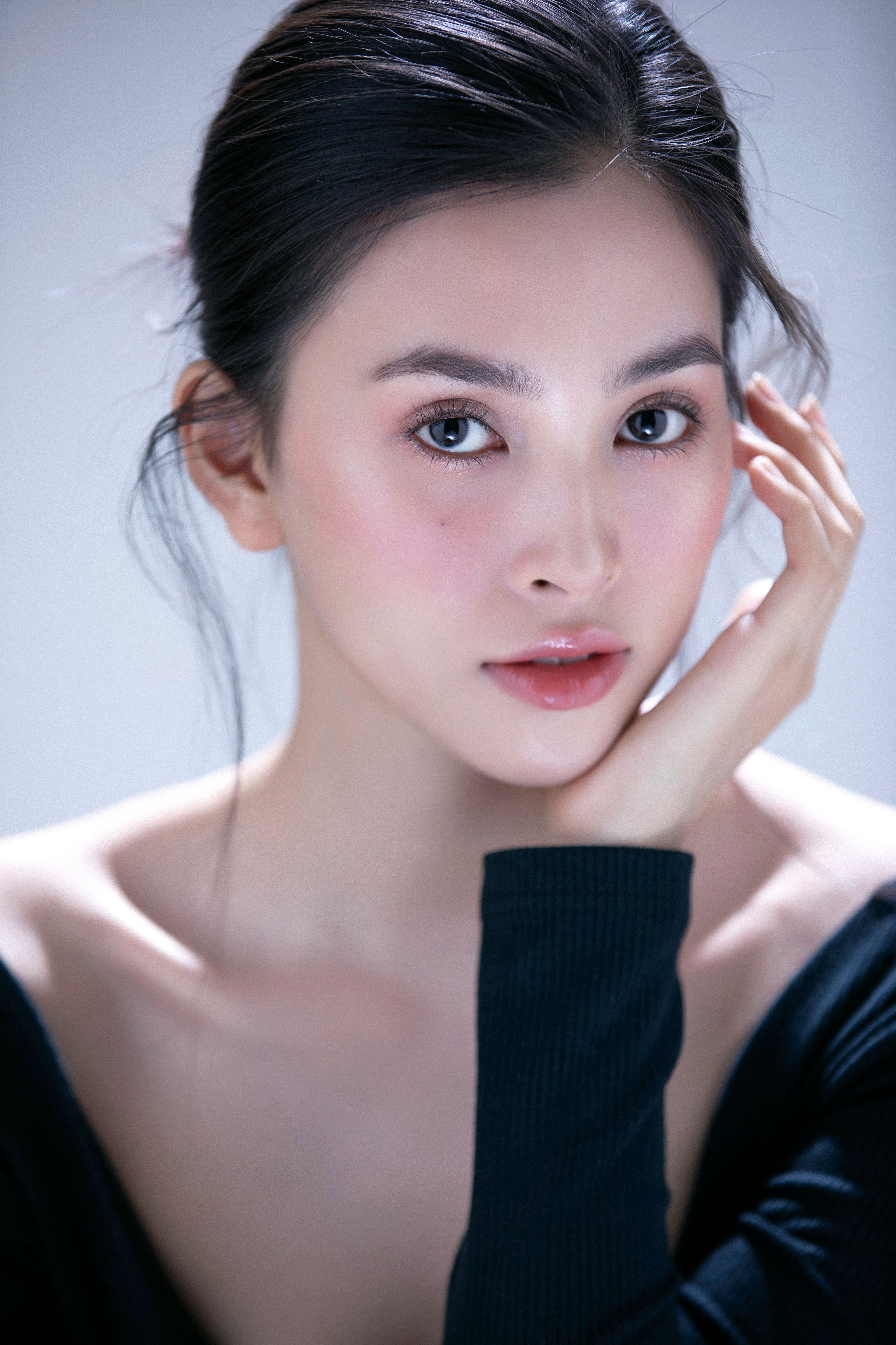 Sở hữu đôi mắt to tròn, đều đặn Tiểu Vy toát lên thần thái cuốn hút tự nhiên giúp bừng sáng cả khuôn mặt và sự dịu dàng vốn có. Ngoài ra, nàng hậu còn có dáng mũi cao, thon gọn hài hòa và bờ môi căng mọng đang là tiêu chuẩn của vẻ đẹp hiện nay.