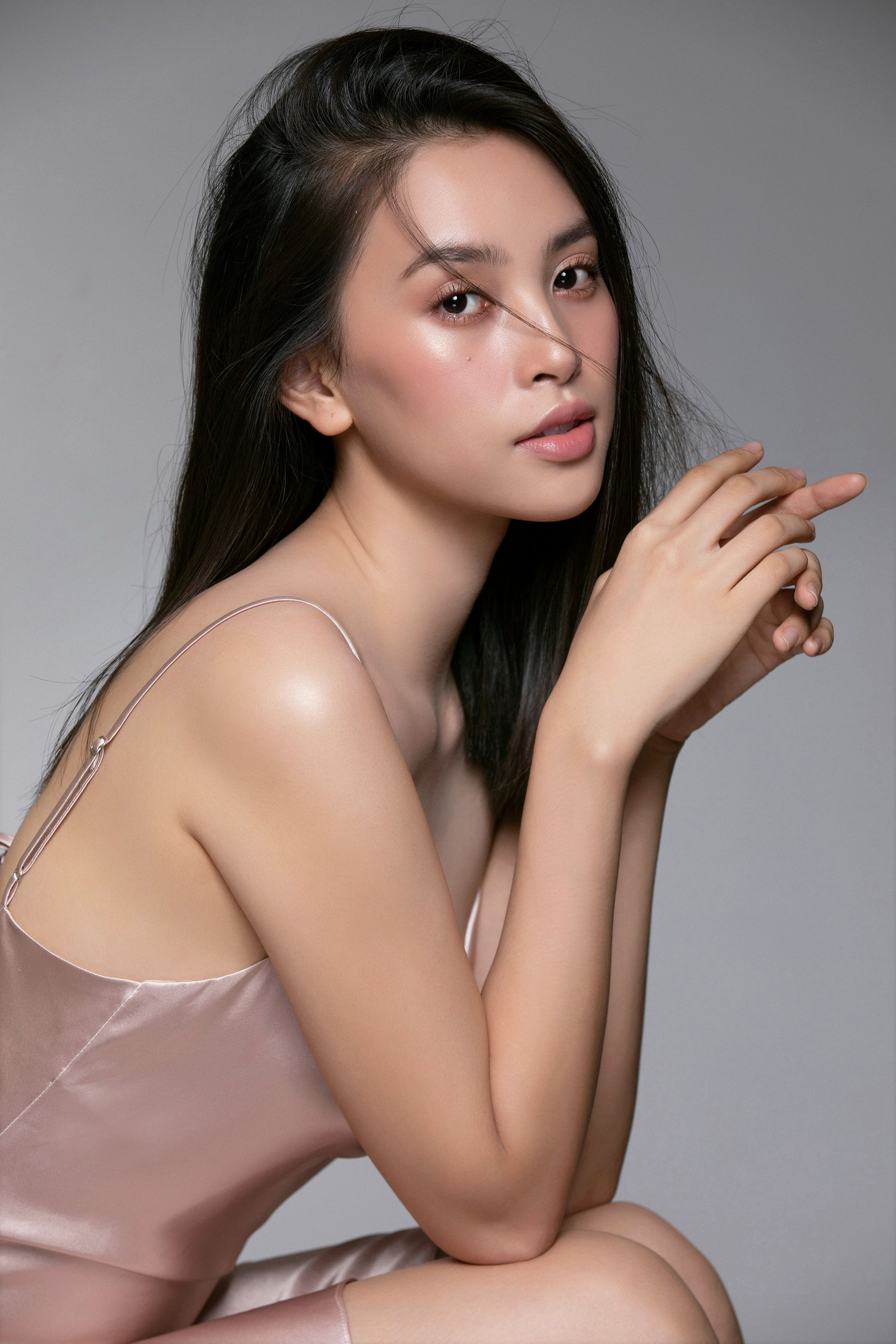 Có nhiều yếu tố ảnh hưởng đến thẩm mỹ khuôn mặt, trong đó sự hài hoà được các nhà nhân trắc học xem là yếu tố quan trọng nhất. Gương mặt của Hoa hậu Tiểu Vy là một trường hợp hiếm hoi đạt đến sự hài hòa đó. 