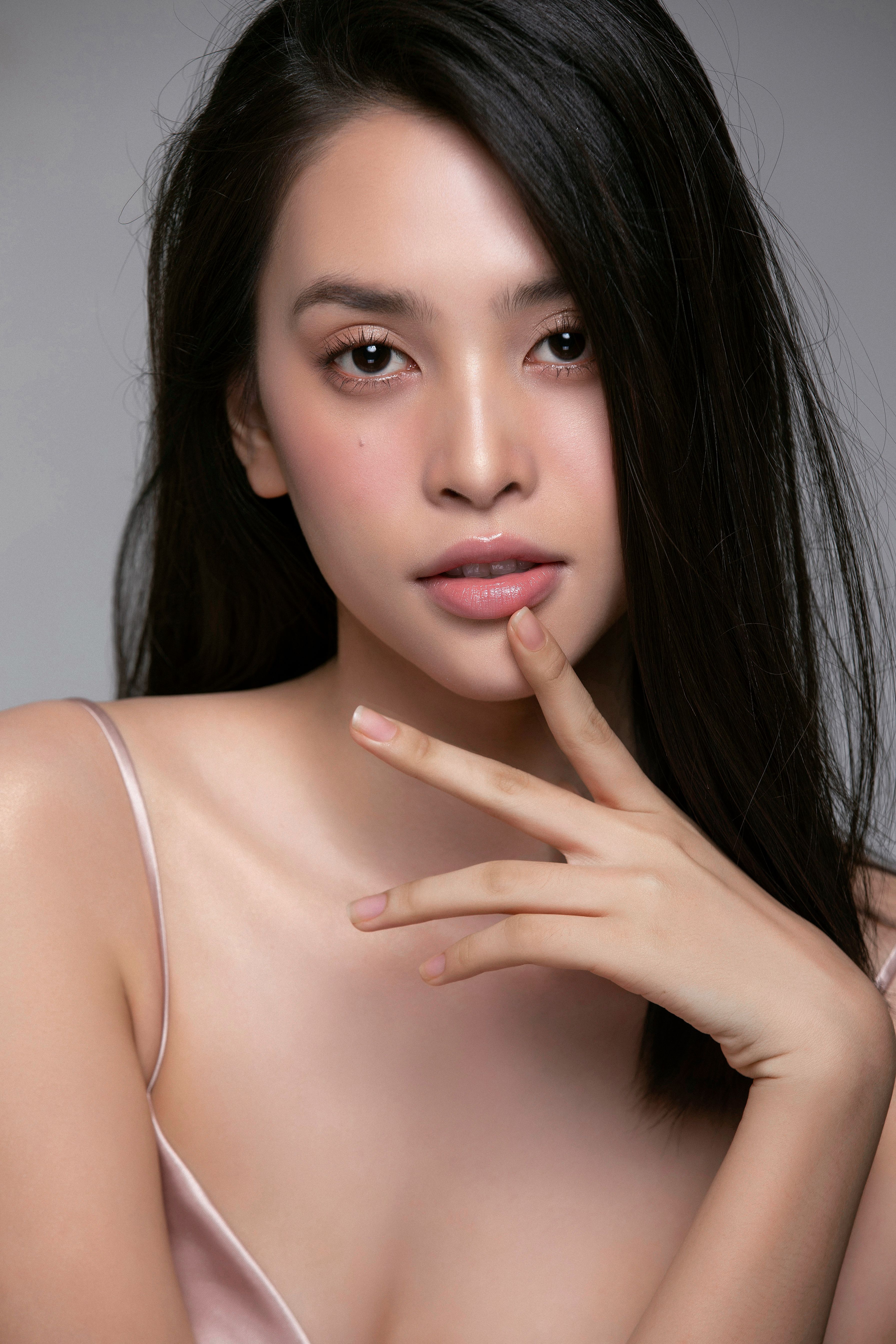Được mệnh danh là “Hoa hậu của các Hoa hậu” Tiểu Vy luôn khẳng định đẳng cấp nhan sắc của mình mỗi khi xuất hiện. Mới đây, nàng hậu vừa công bố những hình ảnh trong veo, nên thơ của mình khiến dân tình không khỏi xuýt xoa.