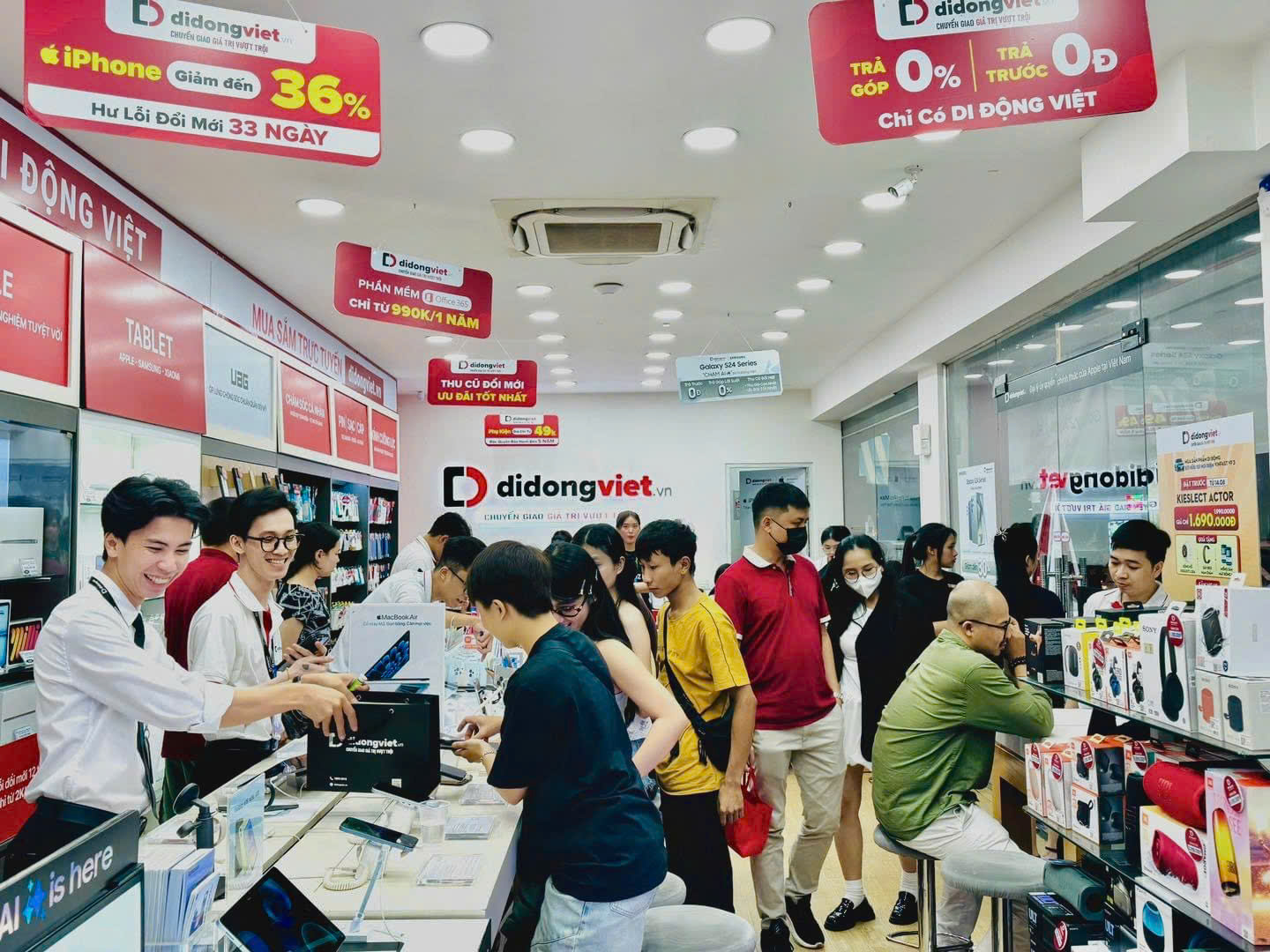 Dịp cuối năm, chuỗi cửa hàng Di Động Việt ghi nhận lượng khách hàng mua sắm tăng mạnh. Dịp cuối năm, chuỗi cửa hàng Di Động Việt ghi nhận lượng khách hàng mua sắm tăng mạnh.
