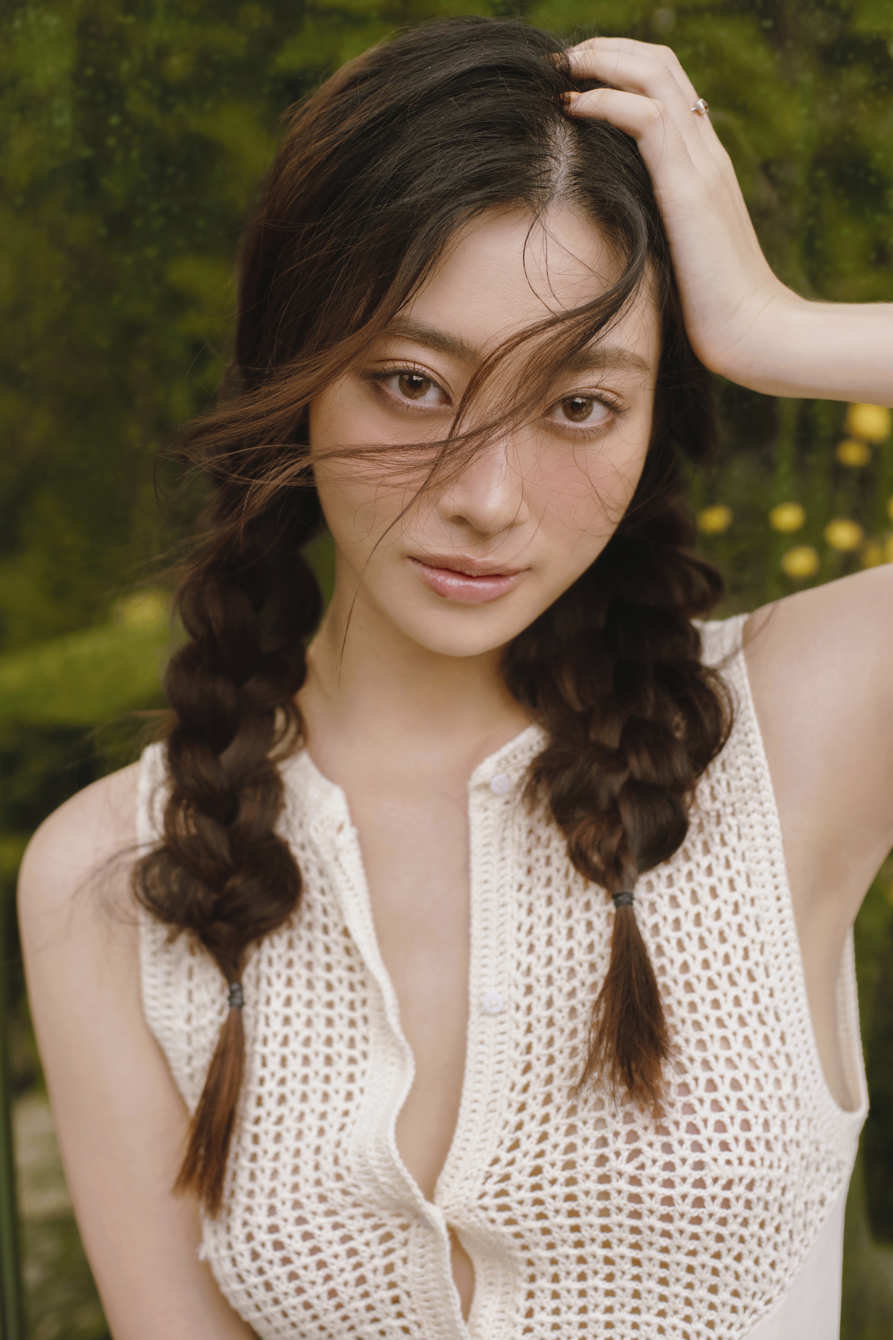 Đây được xem là phong cách rất mới so với hình tượng beauty queen sắc sảo của Lương Thùy Linh trước đó.