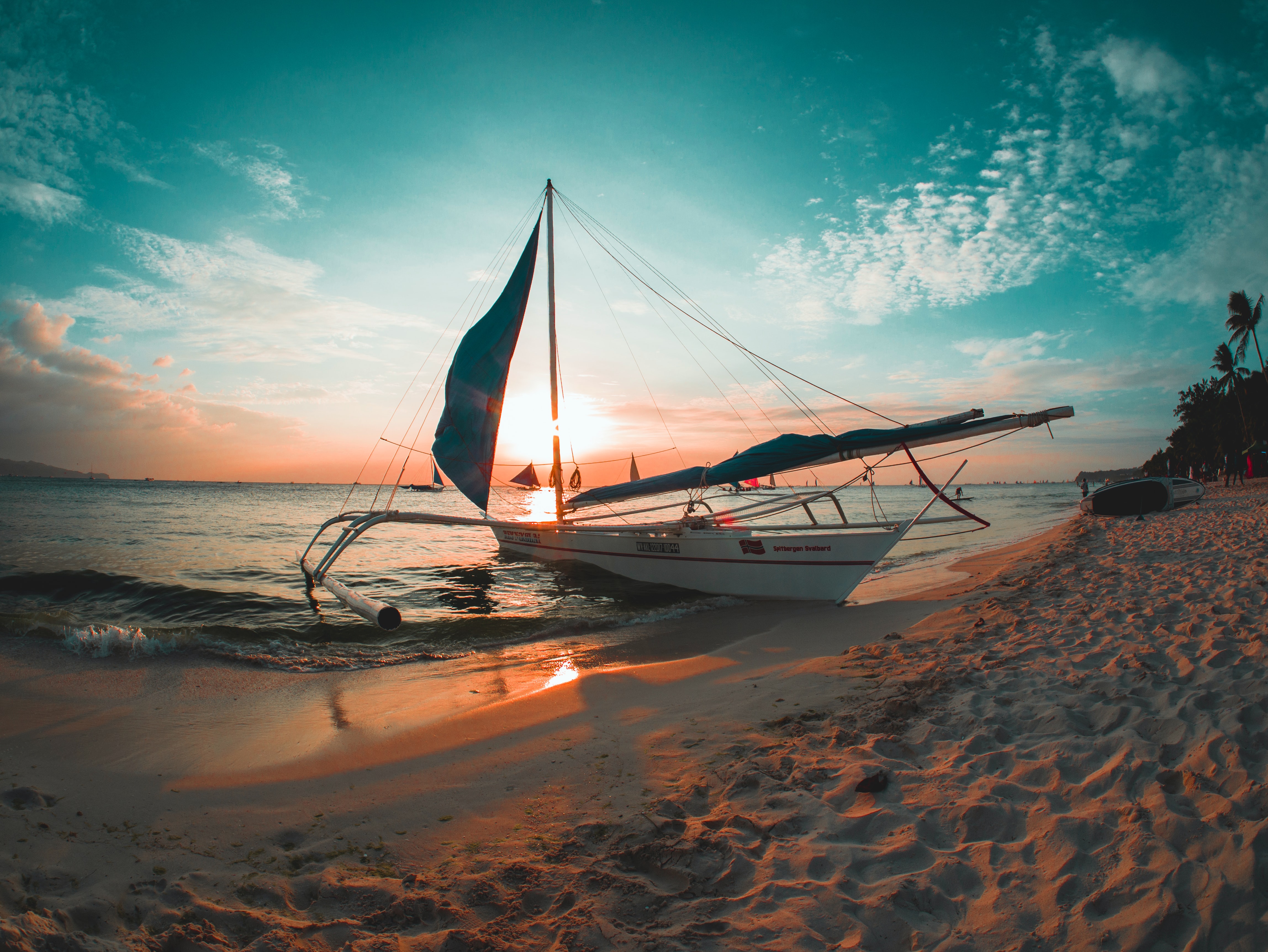 Thuyền Paraw của ngư d&acirc;n Philippines được l&agrave;m từ gỗ v&agrave; tre, trang tr&iacute; bằng một c&aacute;nh buồm lớn với hai tấm v&aacute;n nổi ở mỗi b&ecirc;n để c&acirc;n bằng. Hoạt động ch&egrave;o thuyền Paraw l&uacute;c ho&agrave;ng h&ocirc;n sẽ l&agrave; một trải nghiệm văn ho&aacute; th&uacute; vị v&agrave; đ&aacute;ng nhớ.