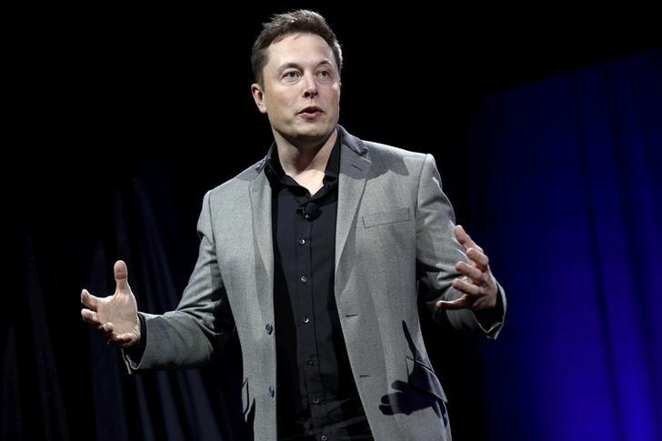 Elon Musk, Giám đốc điều hành Tập đoàn Tesla mong muốn được nói chuyện với Jobs một lần. Elon Musk, Giám đốc điều hành Tập đoàn Tesla mong muốn được nói chuyện với Jobs một lần.