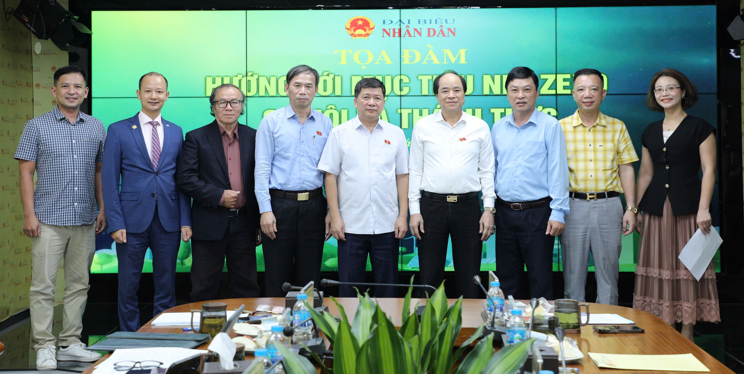 Các chuyên gia, nhà quản lý, DN chụp ảnh lưu niệm tại Tọa đàm Các chuyên gia, nhà quản lý, DN chụp ảnh lưu niệm tại Tọa đàm