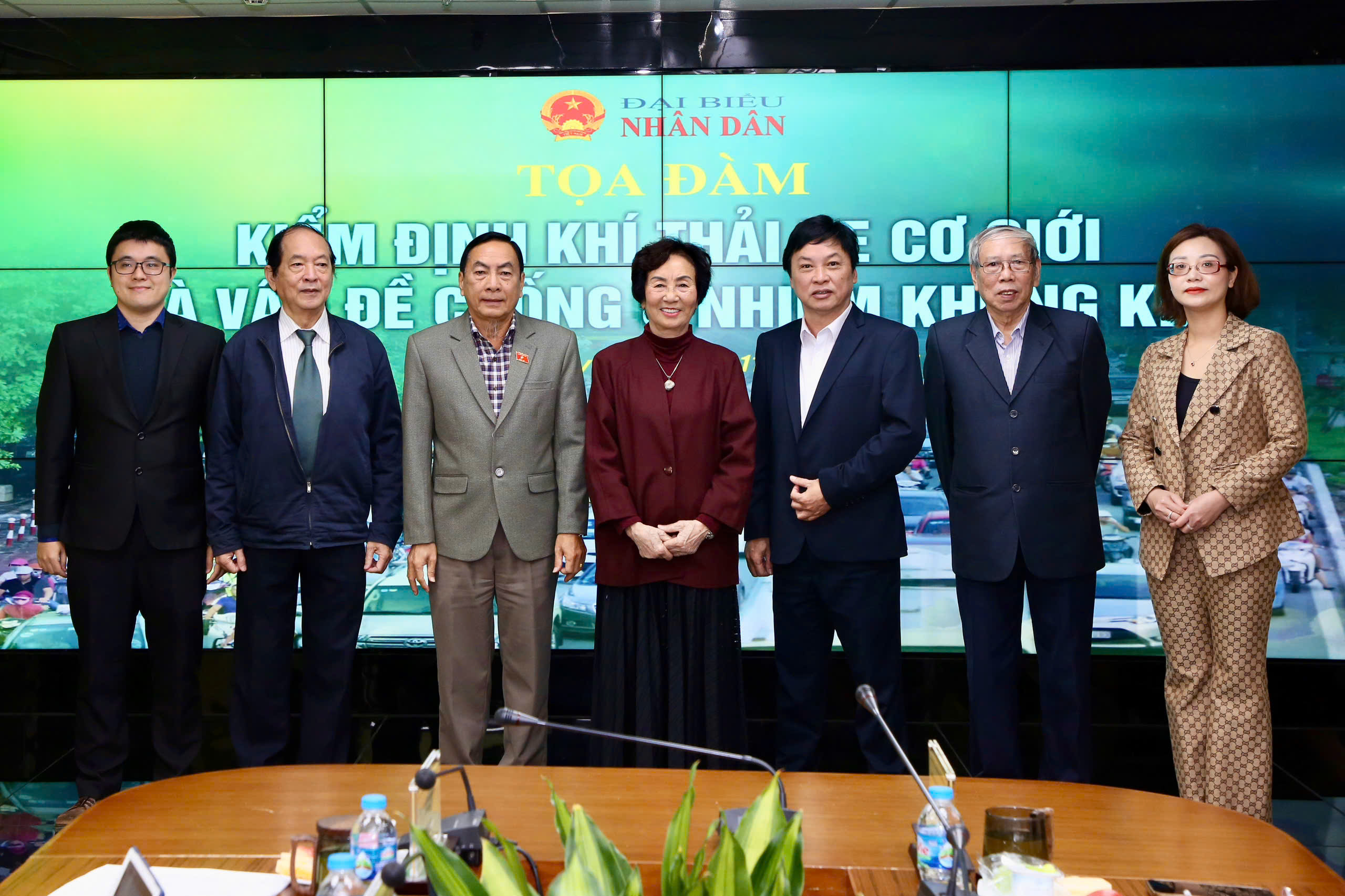 Các diễn giả chụp ảnh lưu niệm