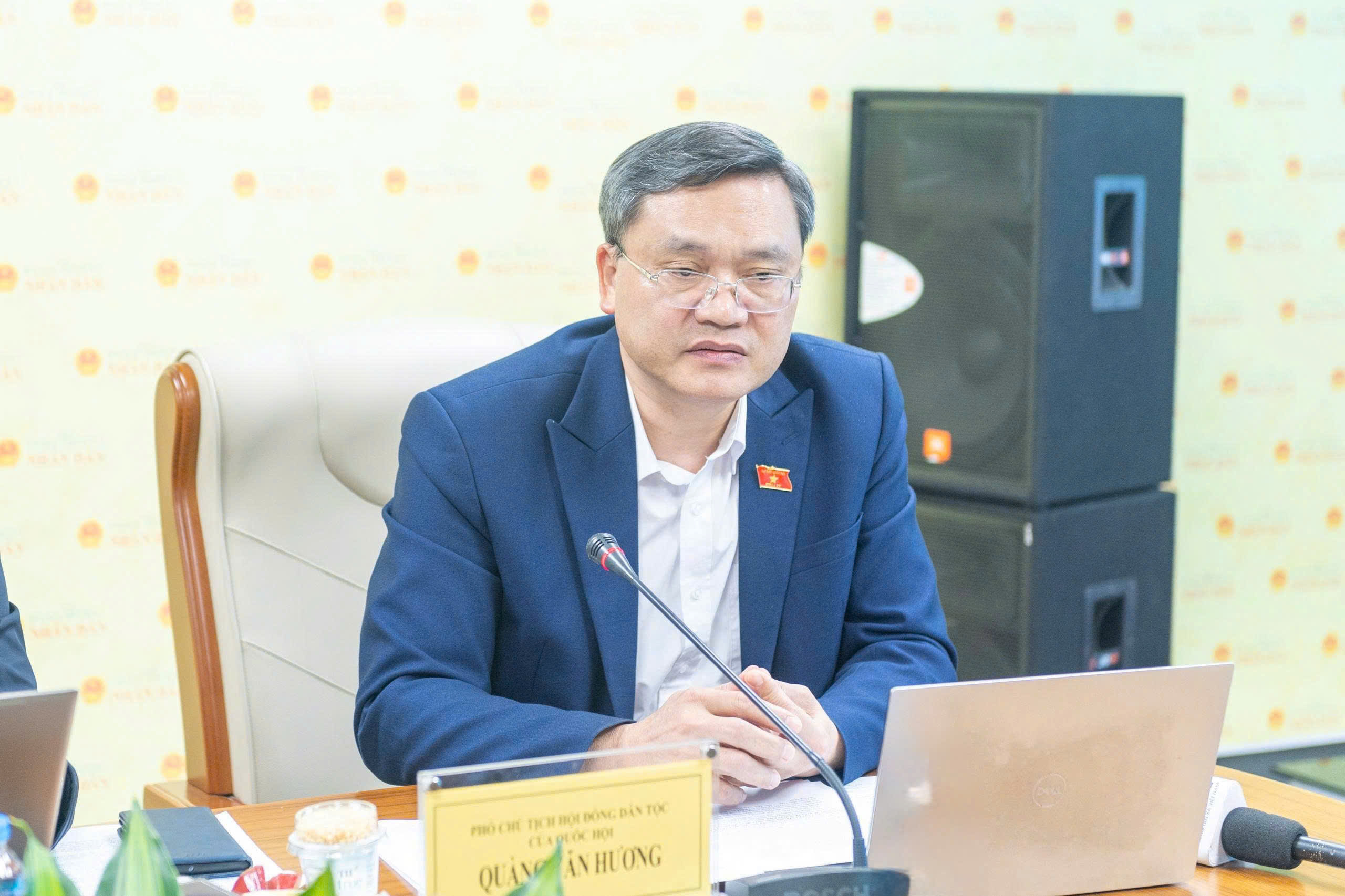 Ông Quàng Văn Hương phát biểu