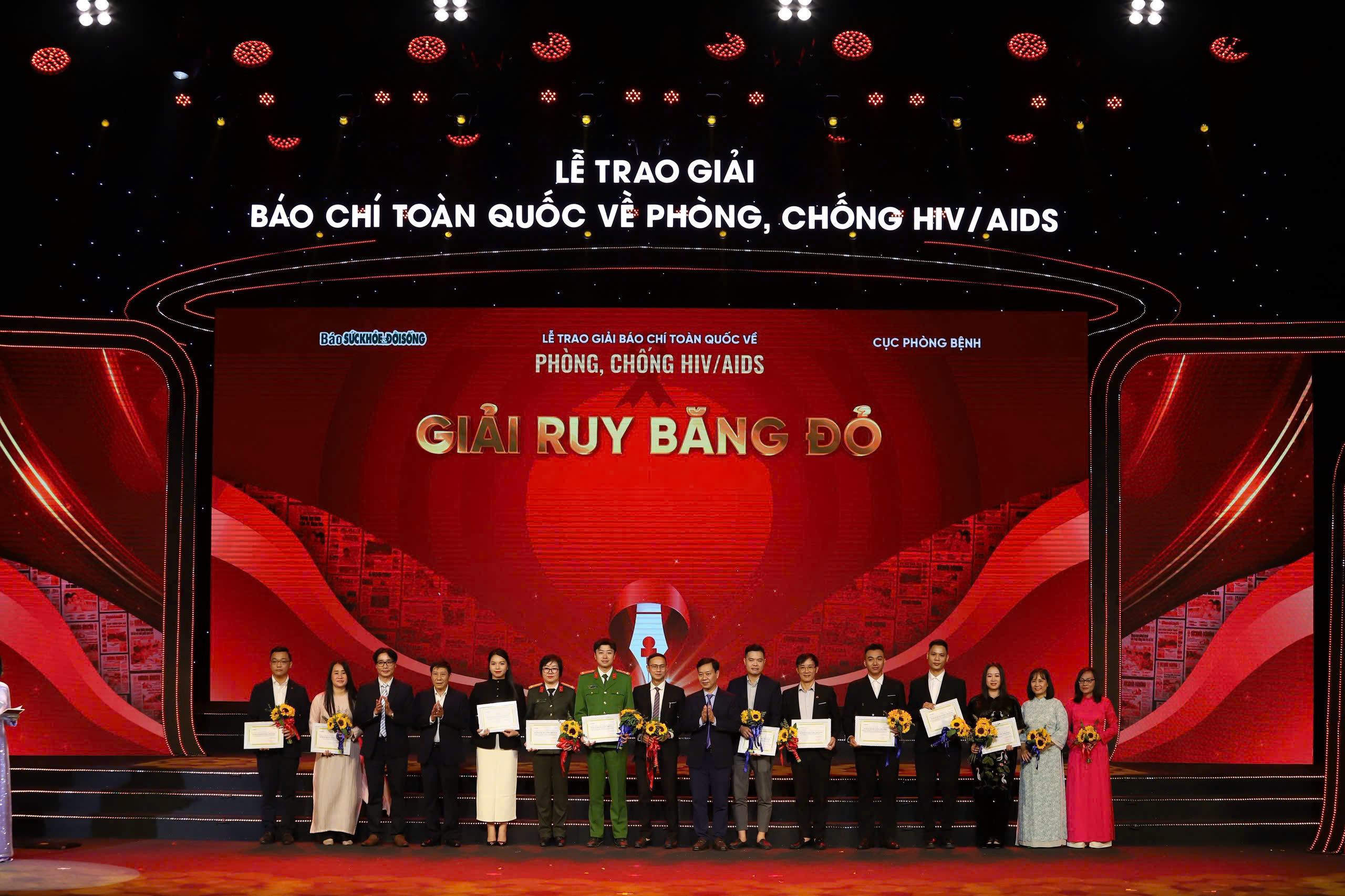 Các tác giả nhận giải "Ruy băng đỏ"