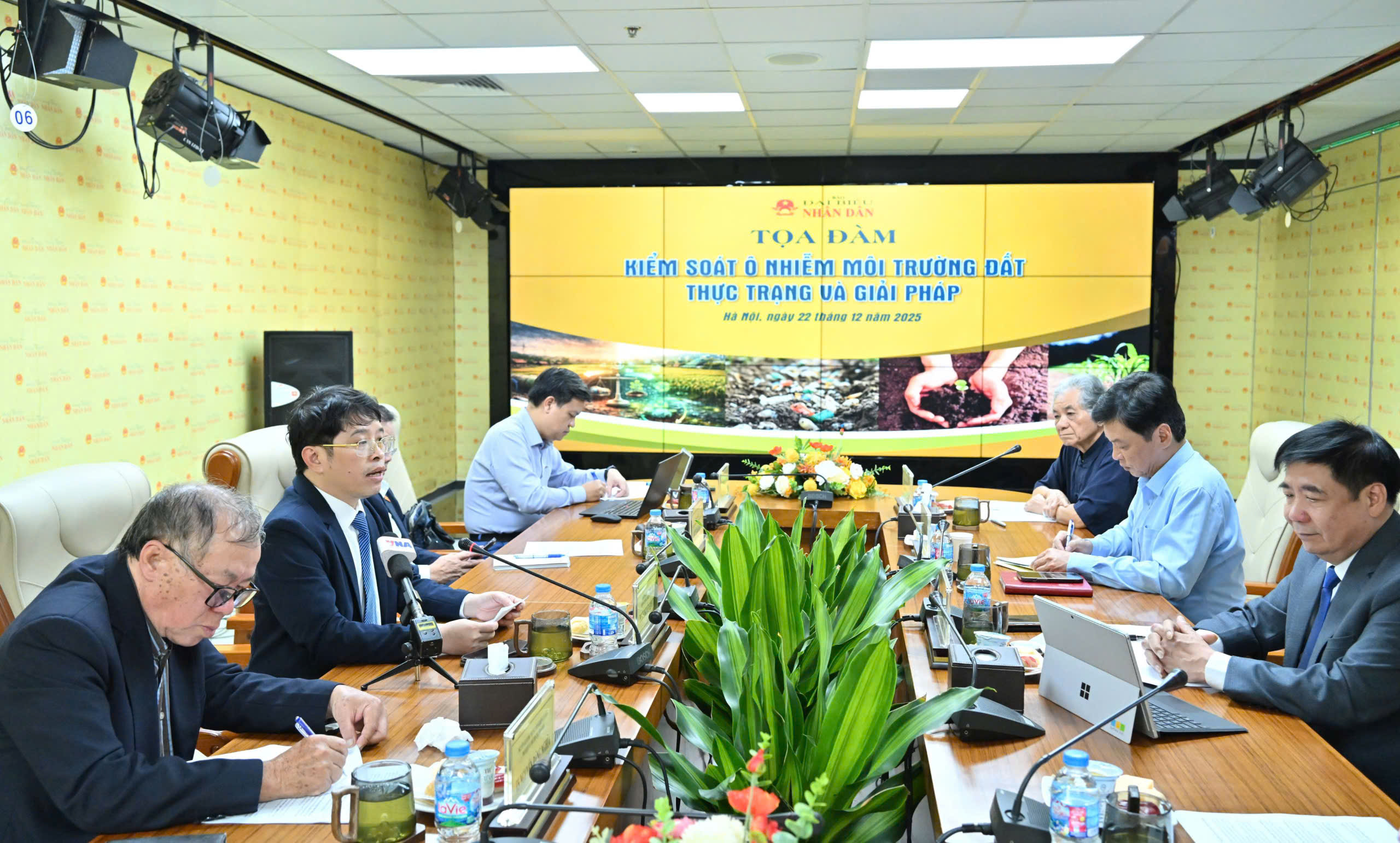 C&aacute;c đại biểu, chuy&ecirc;n gia, doanh nghiệp b&agrave;n giải ph&aacute;p kiểm so&aacute;t &ocirc; nhiễm m&ocirc;i trường đất