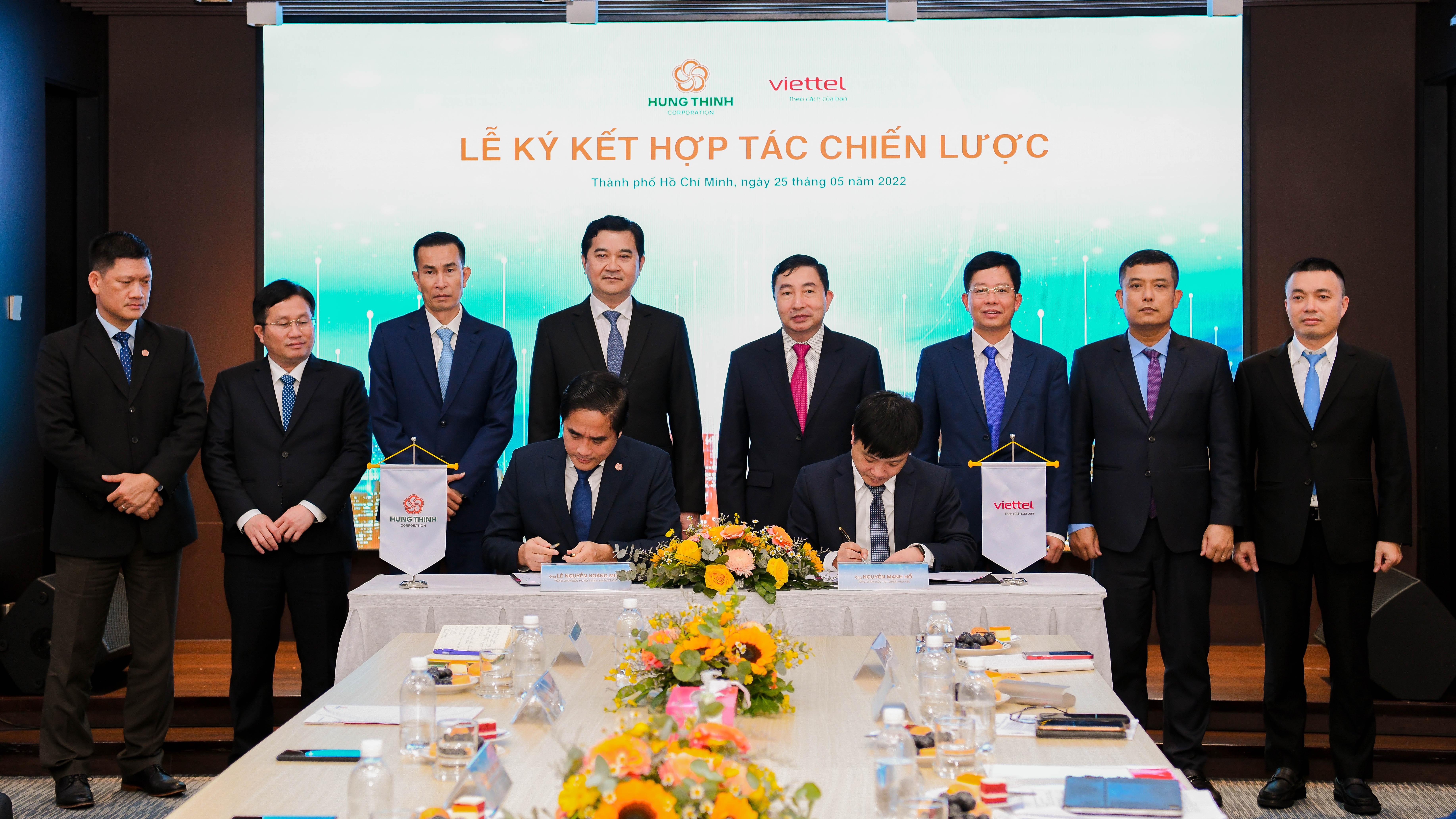 &Ocirc;ng L&ecirc; Nguyễn Ho&agrave;ng Minh - Tổng Gi&aacute;m đốc Hưng Thịnh Innovation (tr&aacute;i) v&agrave; &Ocirc;ng Nguyễn Mạnh Hổ - Tổng Gi&aacute;m đốc Tổng C&ocirc;ng ty Giải ph&aacute;p Doanh nghiệp Viettel k&yacute; kết thoả thuận hợp t&aacute;c dưới sự chứng kiến của l&atilde;nh đạo hai b&ecirc;n.
