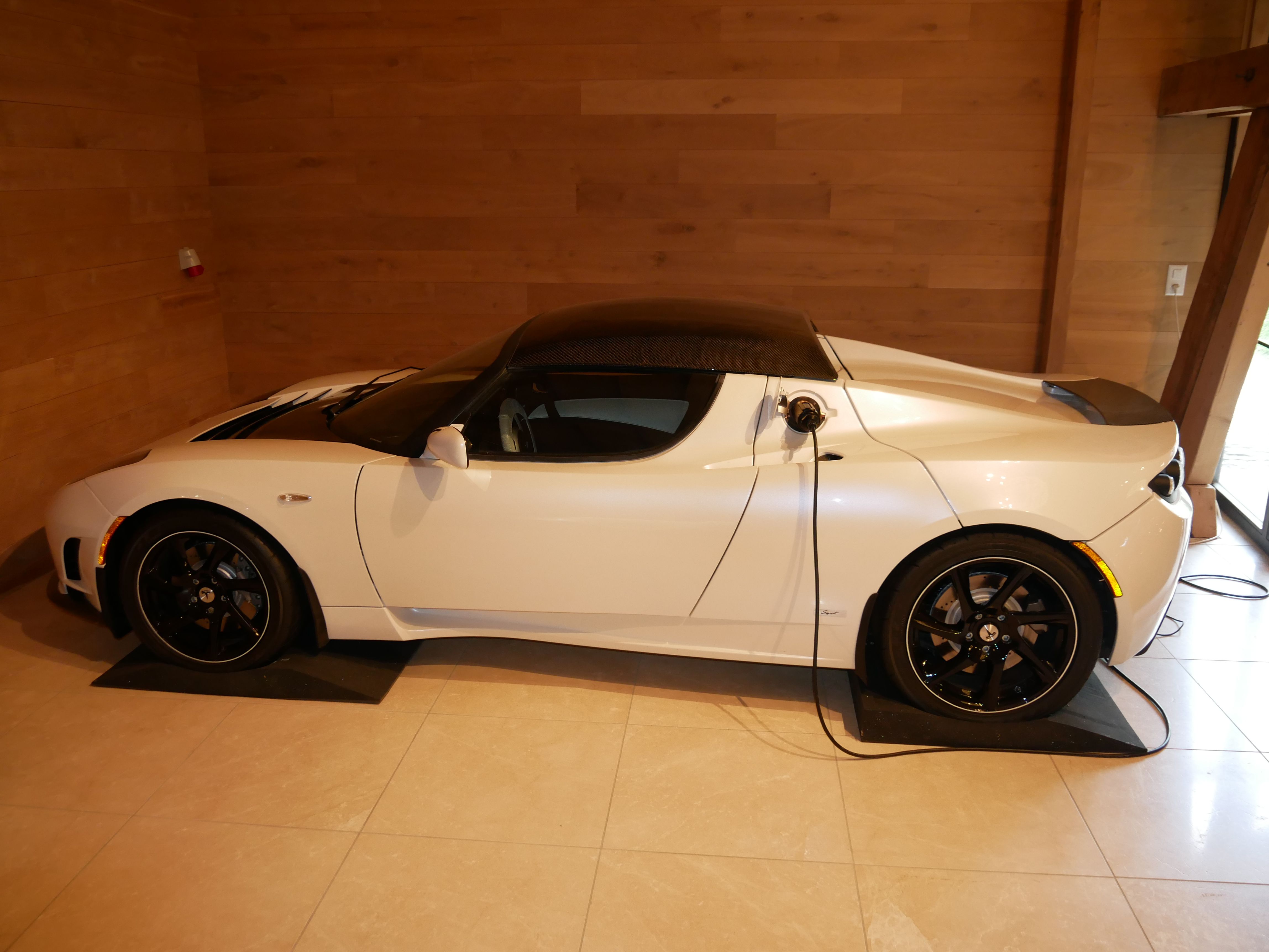 Người b&aacute;n m&ocirc; tả chiếc Tesla Roadster mang m&atilde; hiệu VIN 2500 d&agrave;nh phần lớn thời gian trong garage v&agrave; được bảo quản cận thận với m&uacute;t chặn lốp, sạc thường xuy&ecirc;n cũng như nội thất được chăm ch&uacute;t cẩn thận.
