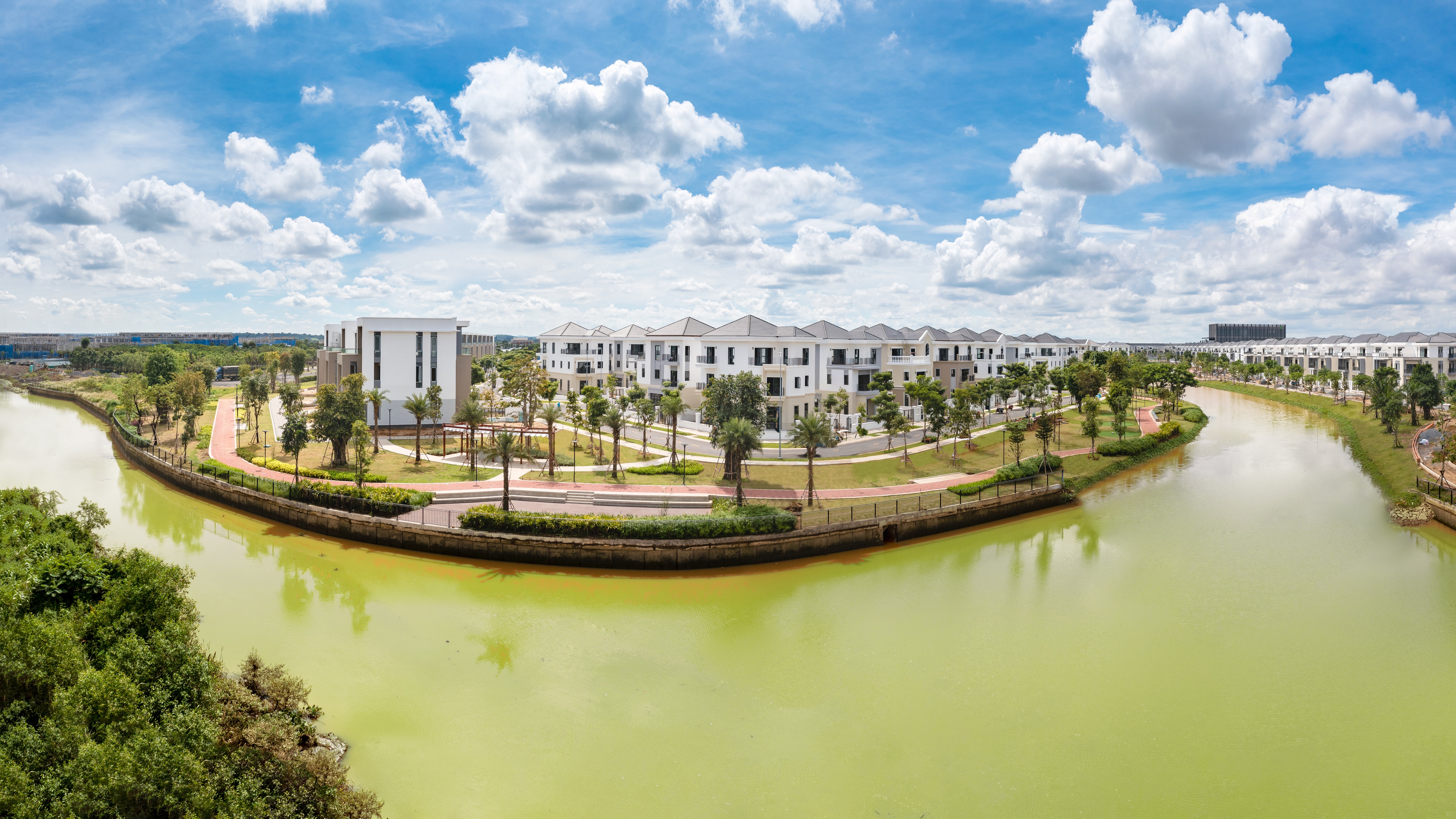 Đ&ocirc; thị sinh th&aacute;i sống động b&ecirc;n s&ocirc;ng quy m&ocirc; 1.000ha -&nbsp; Aqua City khi đi v&agrave;o vận h&agrave;nh sẽ mang đến lượng kh&aacute;ch khổng lồ cho c&aacute;c shophouse
