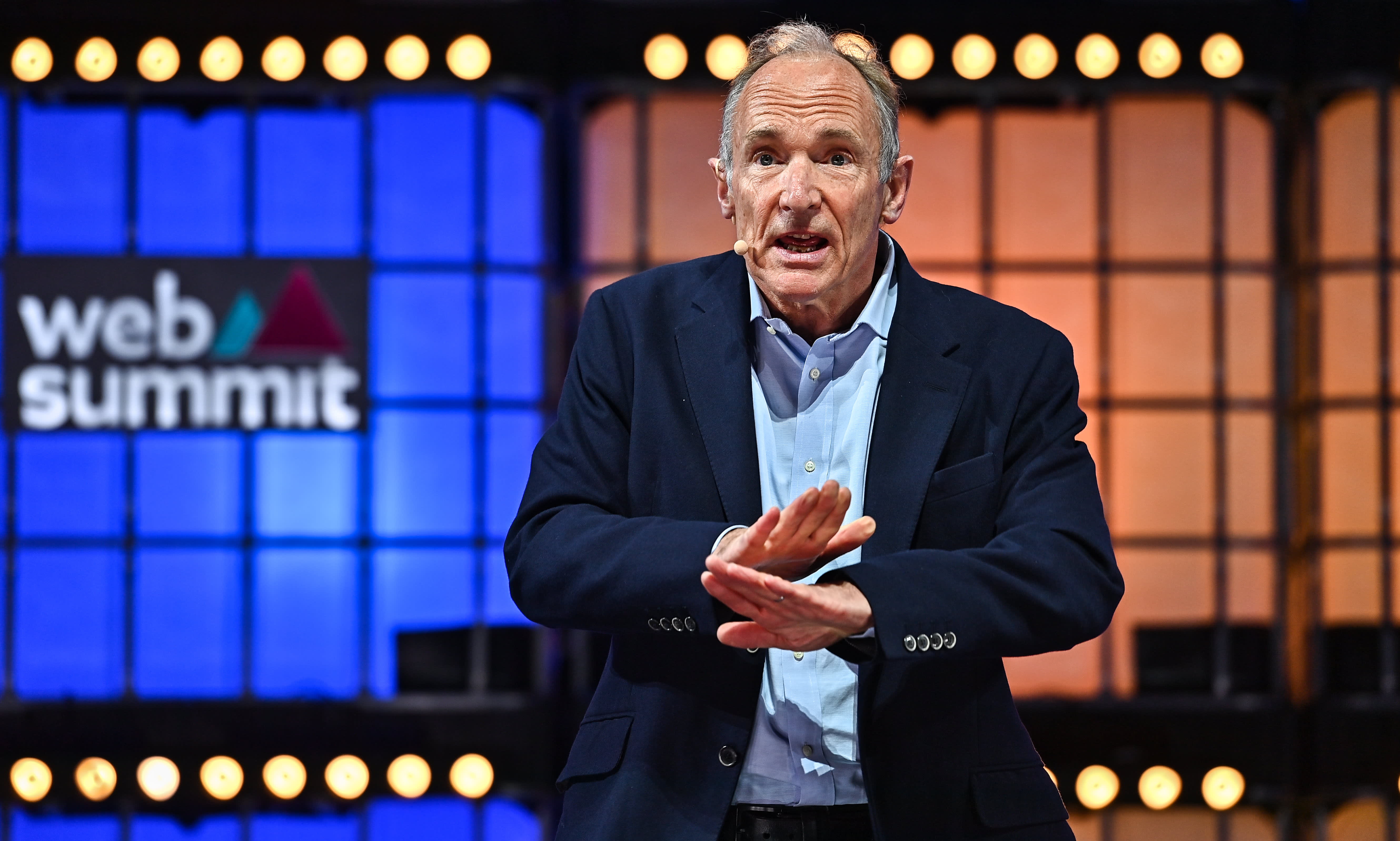 Nh&agrave; s&aacute;ng lập web Tim Berners Lee ph&aacute;t biểu tại hội thảo Web Summit diễn ra tại Lisbon, Bồ Đ&agrave;o Nha.