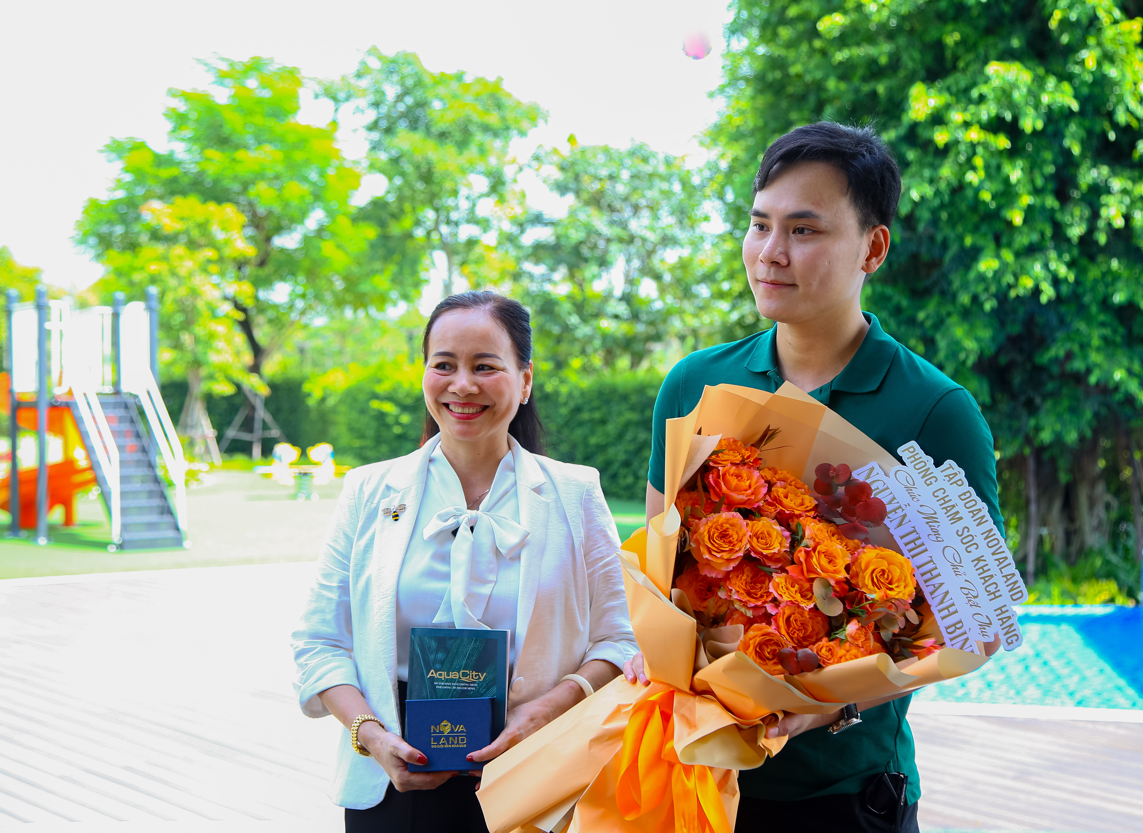 Gia đ&igrave;nh anh c&ocirc; Nguyễn Thanh B&igrave;nh vui mừng trong ng&agrave;y nhận b&agrave;n giao nh&agrave;.
