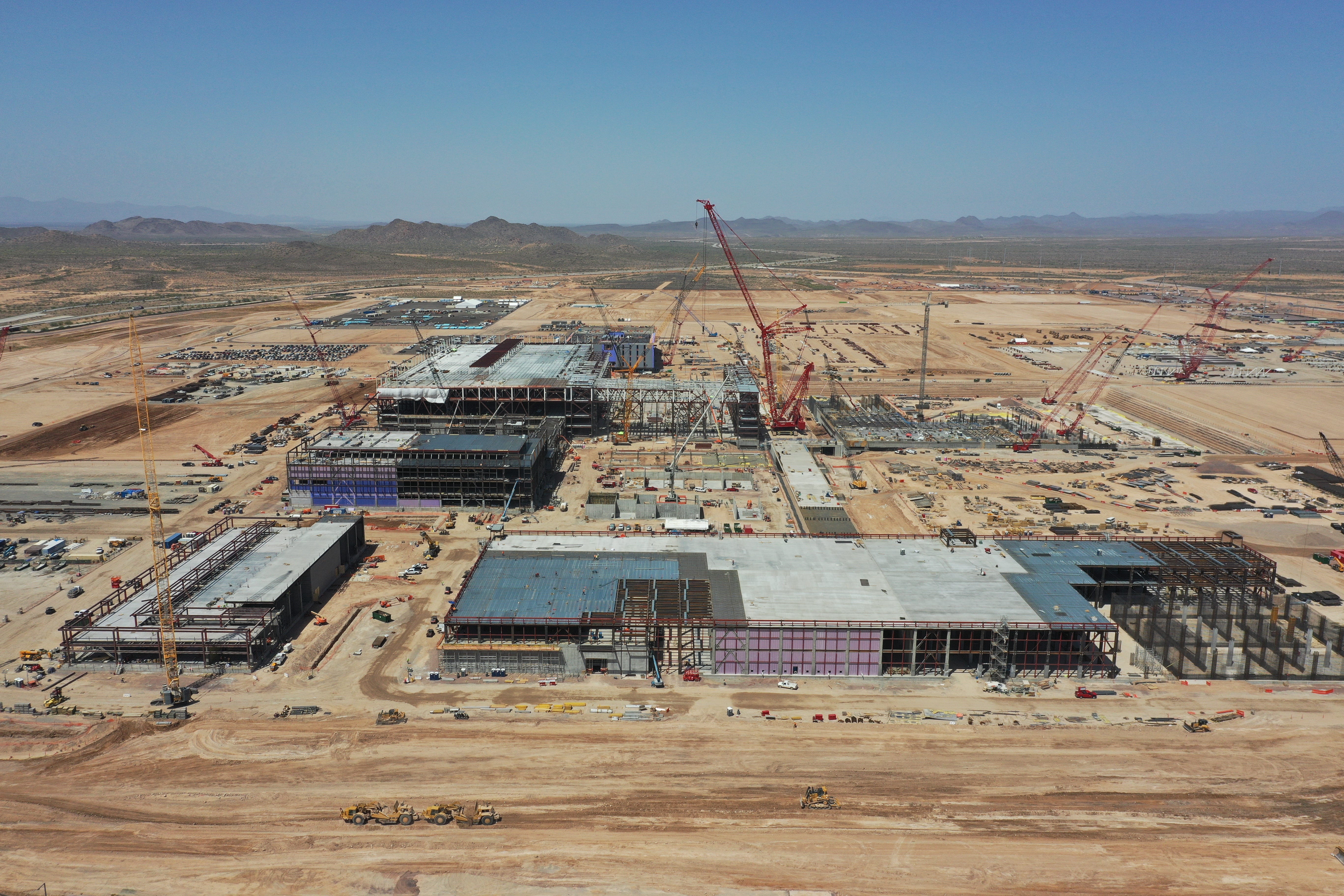 Nh&agrave; m&aacute;y TSMC tại Arizona, Mỹ vẫn đang trong giai đoạn x&acirc;y dựng, dự kiến sẽ ho&agrave;n th&agrave;nh v&agrave; đưa v&agrave;o hoạt động trong năm 2024.