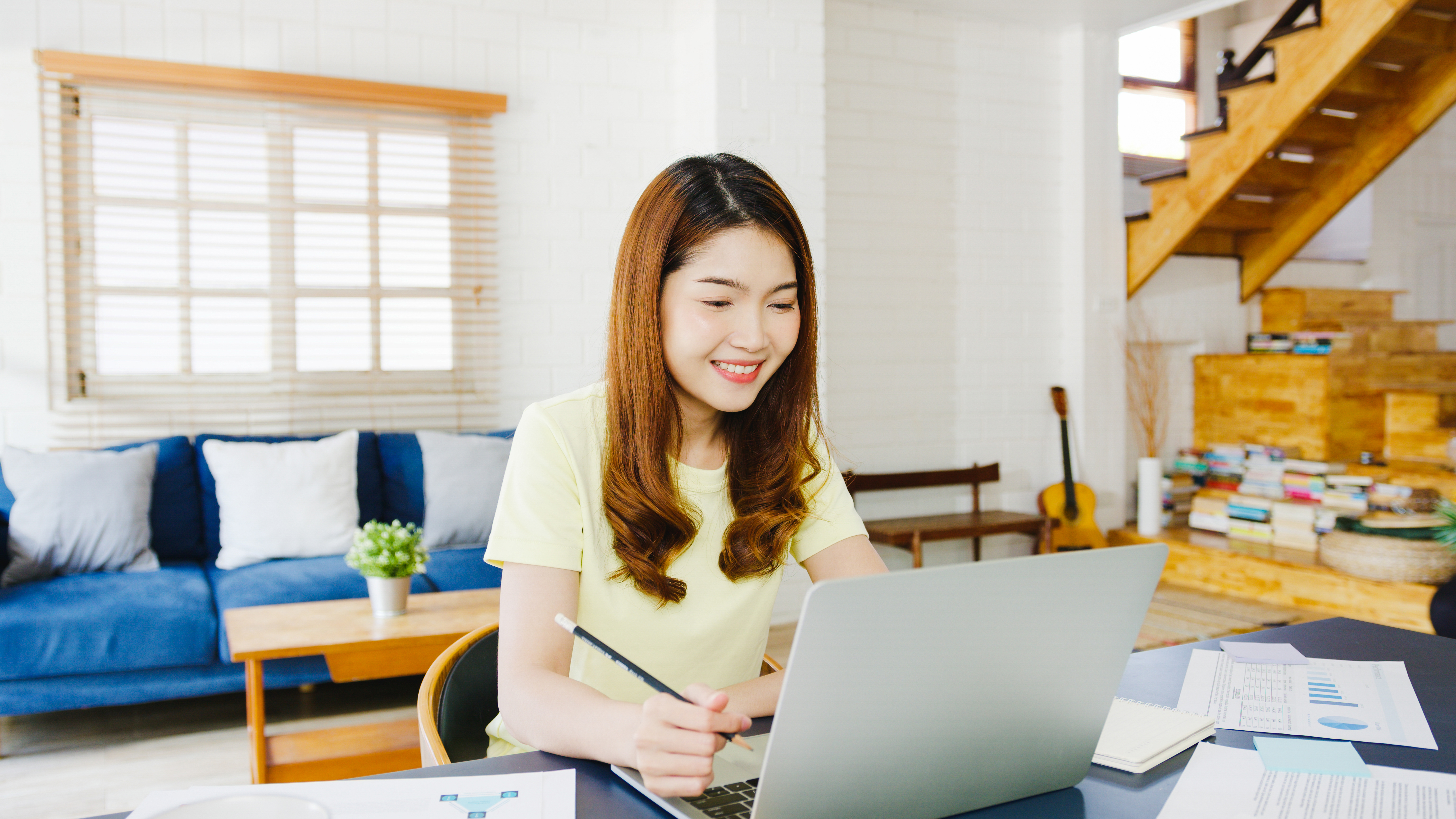 &ldquo;Vừa l&agrave;m vừa chill&rdquo; ngay tại nh&agrave; - một trong những xu hướng l&agrave;m việc mới của giới trẻ. Ảnh minh họa