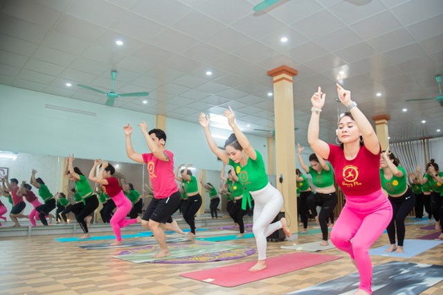 Doanh nh&#226;n Phạm C&#250;c thử sức với vai tr&#242; huấn luyện vi&#234;n Yoga  - Ảnh 8