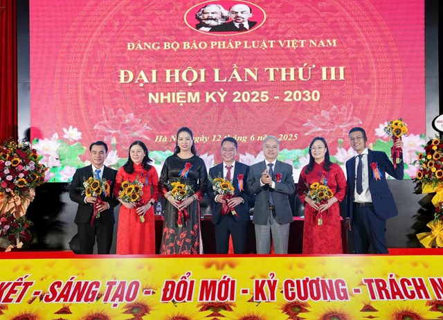 Ph&oacute; B&iacute; thư chuy&ecirc;n tr&aacute;ch Đảng ủy Bộ Tư ph&aacute;p Nguyễn Quang Th&aacute;i ch&uacute;c mừng Ban Chấp h&agrave;nh Đảng bộ B&aacute;o PLVN nhiệm kỳ 2025 - 2030.