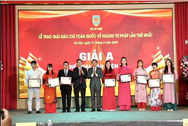 Ủy vi&ecirc;n BCH Trung ương Đảng, B&iacute; thư Đảng ủy, Bộ trưởng Bộ Tư ph&aacute;p Nguyễn Hải Ninh v&agrave; Chủ tịch Hội Luật gia Việt Nam Nguyễn Kh&aacute;nh Ngọc trao Giải A cho c&aacute;c t&aacute;c giả đạt Giải B&aacute;o ch&iacute; to&agrave;n quốc về ng&agrave;nh Tư ph&aacute;p lần thứ nhất.