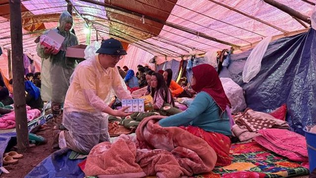 Th&ocirc;ng qua Quỹ Thiện T&acirc;m, Vingroup đ&atilde; đ&oacute;ng g&oacute;p tới 1.000 tỷ đồng hỗ trợ đồng b&agrave;o chịu thiệt hại bởi thi&ecirc;n tai.