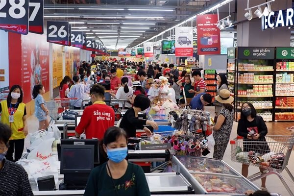 C&aacute;c mặt h&agrave;ng ti&ecirc;u d&ugrave;ng dạng "b&aacute;ch h&oacute;a" đ&atilde; gi&uacute;p c&aacute;c doanh nghiệp b&aacute;n lẻ phục hồi nhanh trong đại dịch Covid-19. Nguồn: MCH