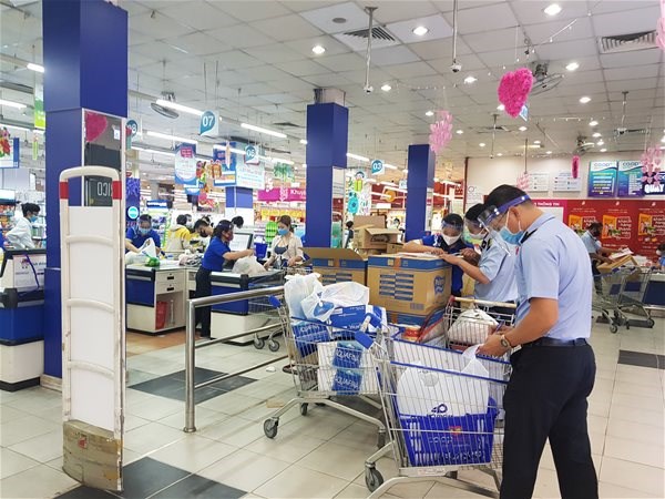 Covid-19 khiến thị trường b&aacute;n lẻ x&aacute;o trộn to&agrave;n bộ. Ảnh: V.D.