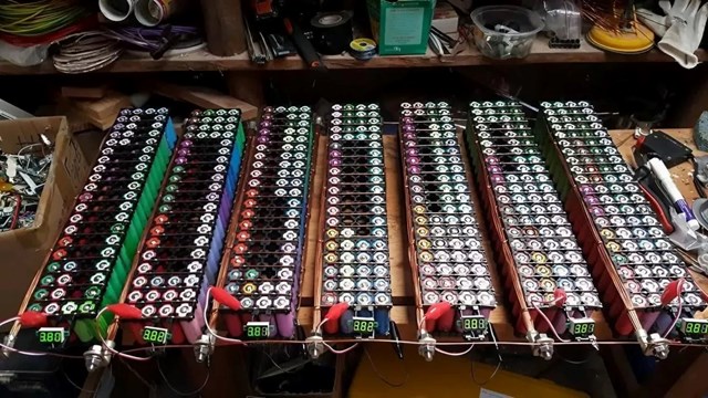 Hệ thống pin laptop t&aacute;i chế của Glubux trong qu&aacute; tr&igrave;nh lắp r&aacute;p v&agrave; thử nghiệm - Ảnh: NVCC.