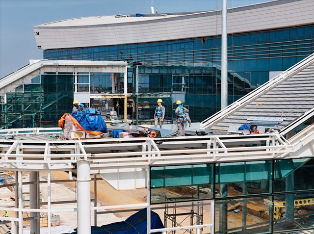 Đầu năm mới, h&agrave;ng chục ngh&igrave;n kỹ sư, c&ocirc;ng nh&acirc;n tại c&ocirc;ng trường Long Th&agrave;nh vẫn l&agrave;m việc ba ca, giữ tiến độ dự &aacute;n.