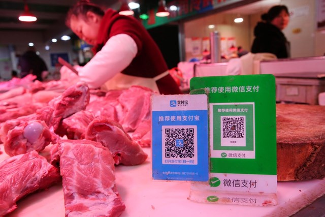 C&aacute;c dịch vụ thanh to&aacute;n của Alipay v&agrave; WeChat Pay trở th&agrave;nh một phần quan trọng của đời sống người Trung Quốc. Ảnh:&nbsp;Reuters.