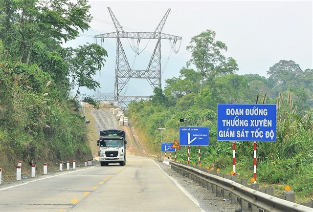 Cảnh b&aacute;o an to&agrave;n giao th&ocirc;ng đường bộ đoạn qua đ&egrave;o L&ograve; Xo.