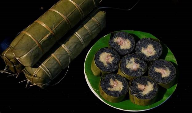 B&aacute;nh chưng đen l&agrave; m&oacute;n ăn kh&ocirc;ng thể thiếu trong dịp lễ, tết của người T&agrave;y.