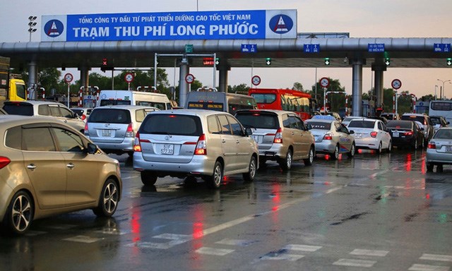 So với thu ph&iacute; bằng tiền mặt th&igrave; thu ph&iacute; tự động kh&ocirc;ng dừng l&agrave; h&igrave;nh thức thuận tiện hơn, tiết kiệm thời gian hơn, giảm được &ugrave;n tắc giao th&ocirc;ng v&agrave; đặc biệt l&agrave; gi&uacute;p minh bạch c&aacute;c khoản thu của dự &aacute;n BOT.