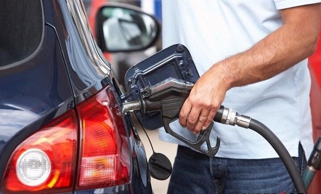 Nhiều người băn khoăn khi lựa chọn xăng A95 v&agrave; A92. (Ảnh minh hoạ) &nbsp;