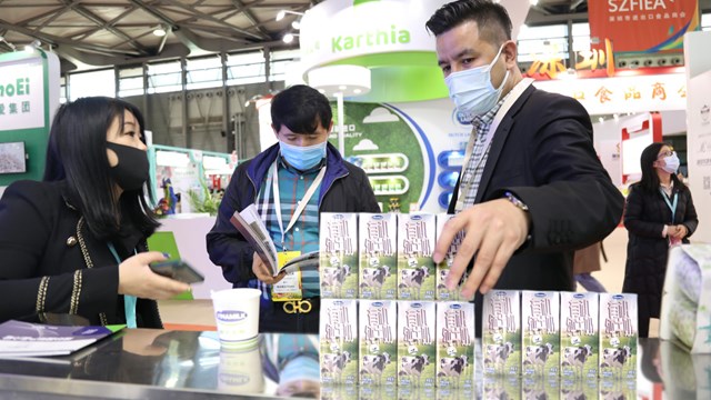 Kh&aacute;ch h&agrave;ng t&igrave;m hiểu về c&aacute;c sản phẩm sữa tươi tại Triển l&atilde;m FHC Thượng Hải 2021