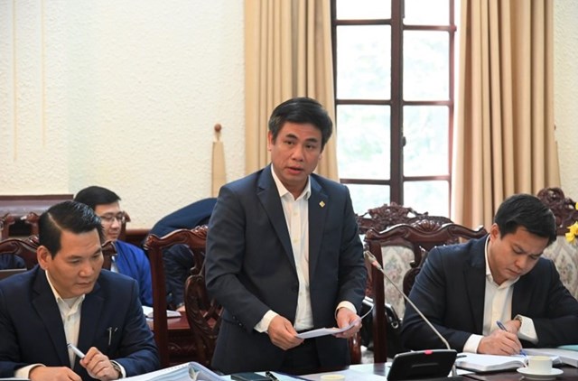 Đại diện Bộ X&acirc;y dựng tr&igrave;nh b&agrave;y Dự thảo Dự &aacute;n Luật Nh&agrave; ở (sửa đổi) tại phi&ecirc;n họp.