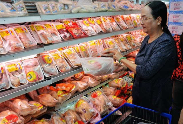 Theo c&aacute;c chuy&ecirc;n gia, Việt Nam cần quan t&acirc;m đến vấn đề b&aacute;n ph&aacute; gi&aacute;, v&agrave; gi&aacute;m s&aacute;t c&aacute;c l&ocirc; h&agrave;ng k&eacute;m chất lượng để giảm t&igrave;nh trạng g&agrave; gi&aacute; rẻ tr&agrave;n v&agrave;o