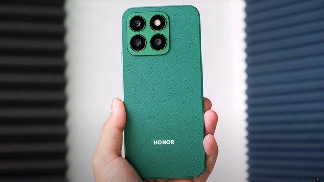 Chiếc điện thoại được v&#237; như &quot;phi&#234;n bản gi&#225; 5 triệu&quot; của iPhone 15 Pro Max: Đẹp v&#224; giống đến kinh ngạc - Ảnh 2