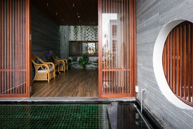 Ng&ocirc;i nh&agrave; d&ugrave;ng để ở v&agrave; kết hợp để sử dụng như văn ph&ograve;ng - một h&igrave;nh thức phổ biến ở đ&ocirc; thị Việt Nam. C&aacute;c kiến tr&uacute;c sư muốn n&oacute;i về cảm gi&aacute;c b&igrave;nh y&ecirc;n với thi&ecirc;n nhi&ecirc;n b&ecirc;n trong t&acirc;m hồn những người sinh sống tại đ&acirc;y. &nbsp;