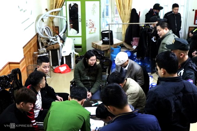 Nh&agrave; chức tr&aacute;ch l&agrave;m việc với một nh&oacute;m hoạt động cho vay l&atilde;i nặng.