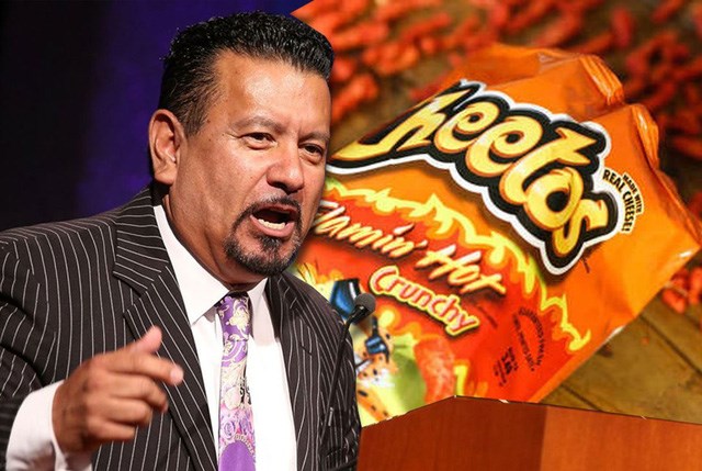 Richard Monta&ntilde;ez được coi l&agrave; "cha đẻ" của m&oacute;n snack Flamin' Hot Cheetos nổi tiếng.