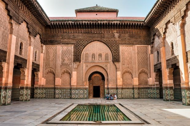 &nbsp;Hồ nước h&igrave;nh vu&ocirc;ng ch&iacute;nh giữa Đại học Hồi gi&aacute;o Medersa Ben Youssouf.