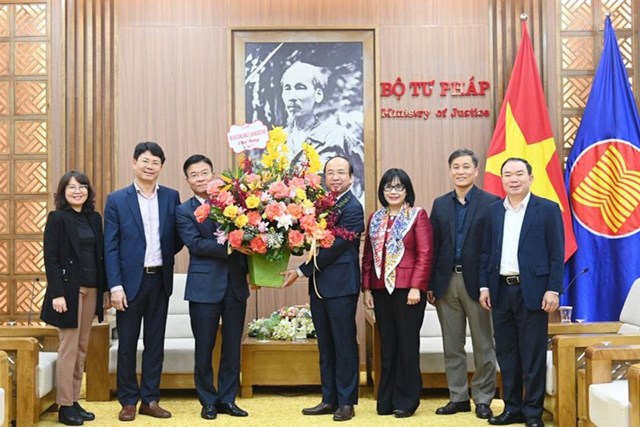 Ban c&aacute;n sự Đảng, Đảng ủy, L&atilde;nh đạo Bộ Tư ph&aacute;p tặng hoa ch&uacute;c mừng Thứ trưởng Phan Ch&iacute; Hiếu