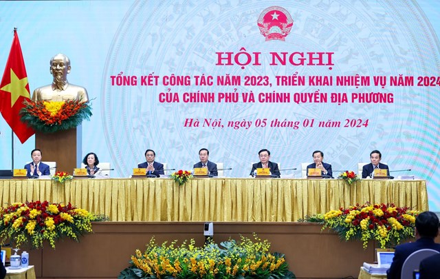 C&aacute;c đồng ch&iacute; l&atilde;nh đạo chủ tr&igrave; Hội nghị tổng kết c&ocirc;ng t&aacute;c năm 2023, triển khai nhiệm vụ năm 2024 của Ch&iacute;nh phủ v&agrave; ch&iacute;nh quyền địa phương. Ảnh VGP