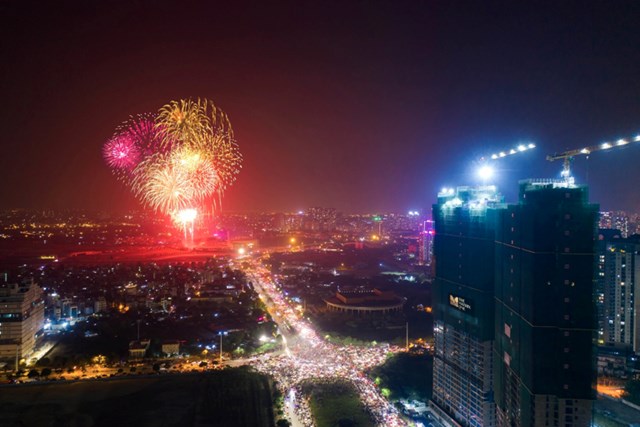 Một g&oacute;c view ph&aacute;o hoa ở s&acirc;n vận động Mỹ Đ&igrave;nh chụp flycam gần dự &aacute;n The Matrix One (Ảnh. Ho&agrave;ng Việt)
