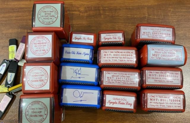 C&ocirc;ng an thu giữ con dấu c&ugrave;ng c&aacute;c tang vật li&ecirc;n quan.