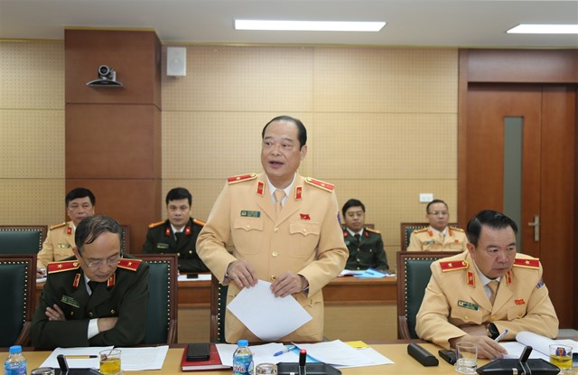Thiếu tướng L&ecirc; Xu&acirc;n Đức, Ph&oacute; Cục trưởng Cục CSGT ph&aacute;t biểu tại cuộc họp.