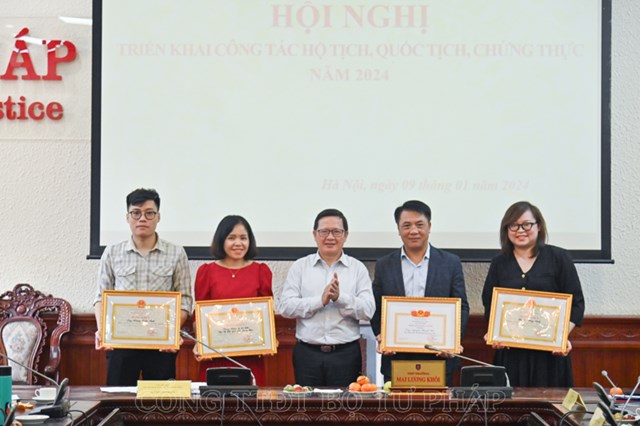 Nh&acirc;n dịp n&agrave;y, Hội nghị đ&atilde; trao Bằng khen của Bộ trưởng Bộ Tư ph&aacute;p cho tập thể, c&aacute; nh&acirc;n c&oacute; th&agrave;nh t&iacute;ch xuất sắc trong c&ocirc;ng t&aacute;c v&agrave; Danh hiệu Chiến sĩ thi đua cơ sở.