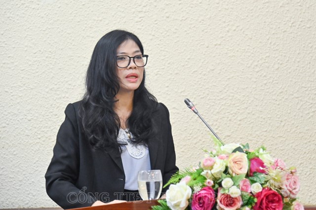 Đồng ch&iacute; Trần Thị Lệ Hoa, Ph&oacute; Cục trưởng Cục Hộ tịch, quốc tịch, chứng thực b&aacute;o c&aacute;o t&oacute;m tắt kết quả c&ocirc;ng t&aacute;c của Cục. &nbsp;